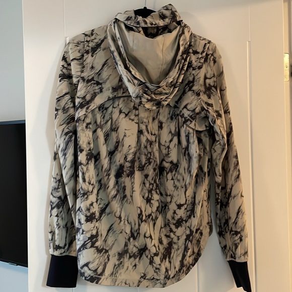 Lululemon running jacket with hood that zips into collar - Picture 3 of 3